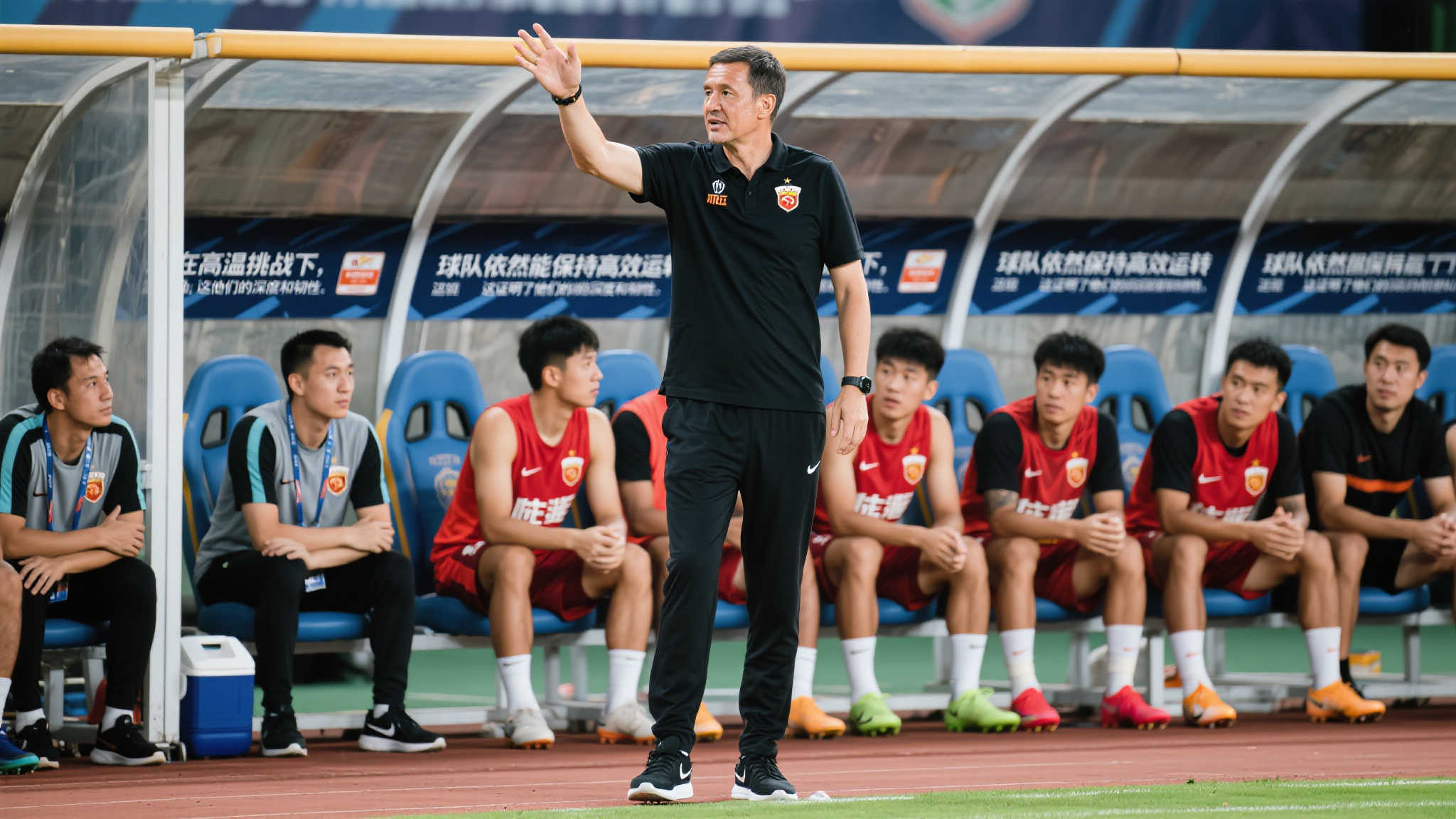 酷暑中的大胜双重意义:轮换球员渐入佳境,培养成效显著 更为重要的是,这场胜利还体现了战术调整的成功。主教