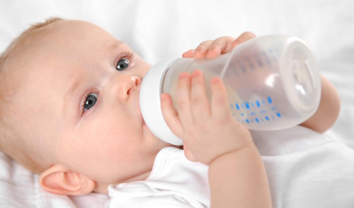 نصائح لمساعدة طفلك على شرب الماء 